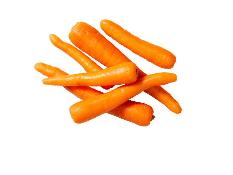 Kuhjaga värskeid, oranže porgandeid mustal taustal.
