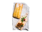 Käsitööna valminud ciabatta leib viilu pasteedi, tomati ja ürtidega lõikelaual.