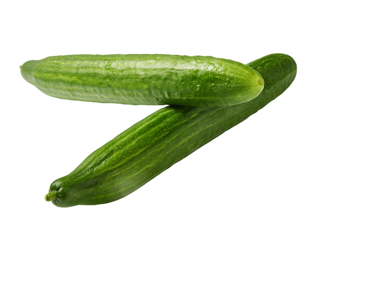 Kaks värsket, rohelist kurki veepiiskadega, asetatud valgele taustale.
