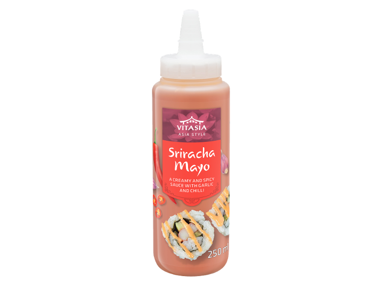 Sriracha Mayo kastme pudel küüslaugu ja tšilliga, sushi ja koostisosadega.