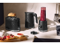 Must röster, veekeetja ja blender köögiletil, hommikusöögi seade.