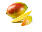 Terve mango ja värsked, mahlased mangoviilud valgel taustal.