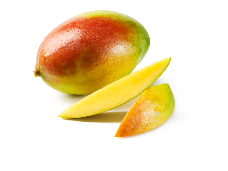 Terve mango ja värsked, mahlased mangoviilud valgel taustal.