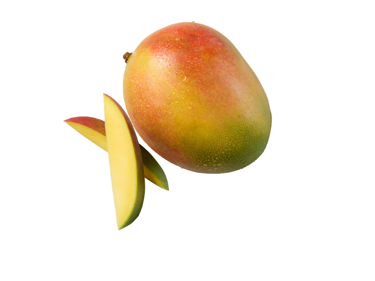 Värske mango ja kaks viilu veepiiskadega mustal taustal.