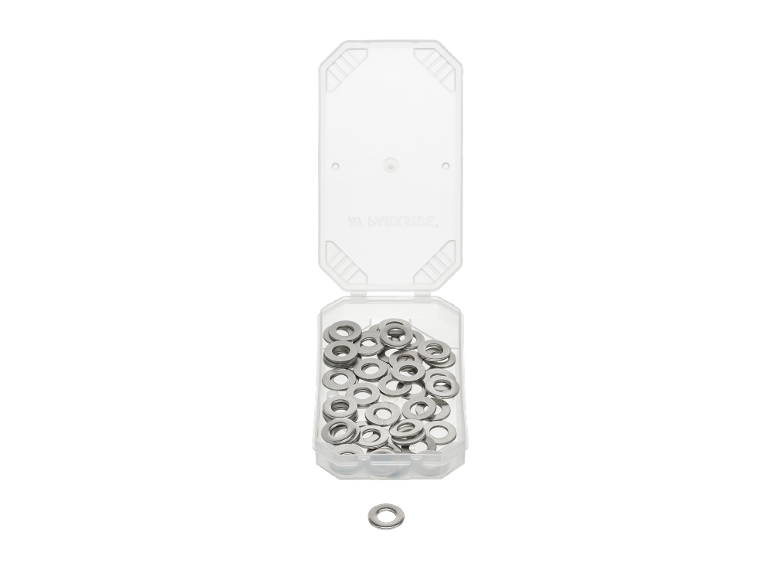 Läbipaistev plastkarp metallseibidega, üks lahtine seib all.