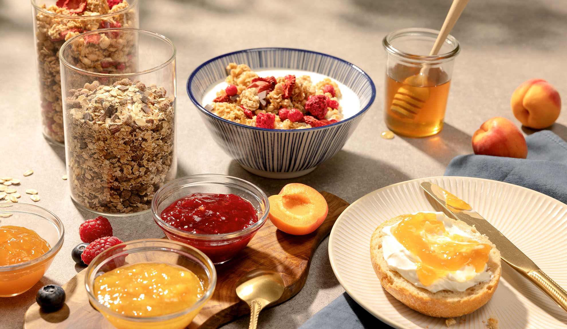 Hommikusöök granola, mee, moosi ja värskete puuviljadega.