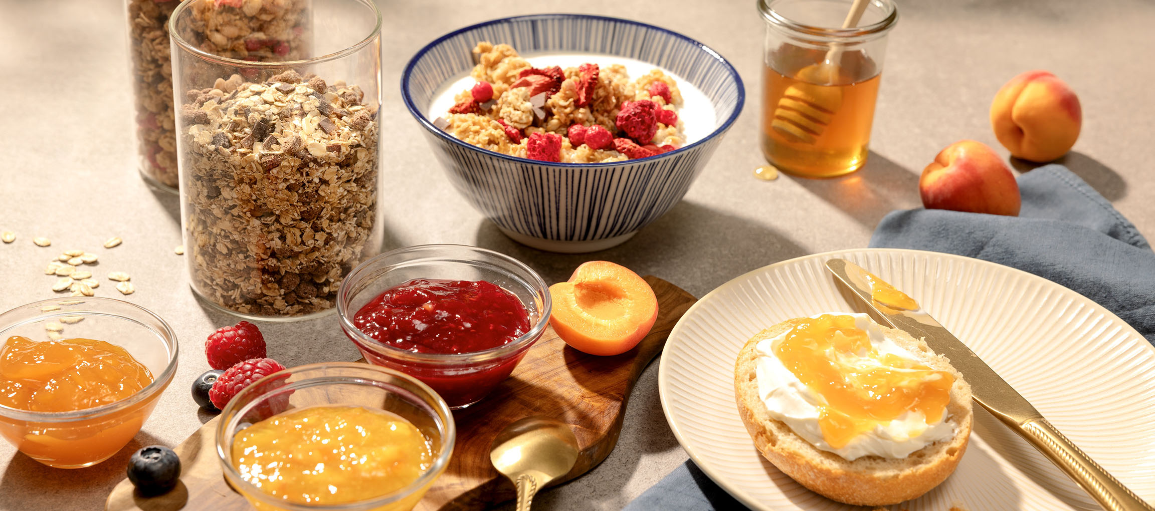 Hommikusöök müsli, moosi, mee ja leivaga toorjuustu ning moosiga.