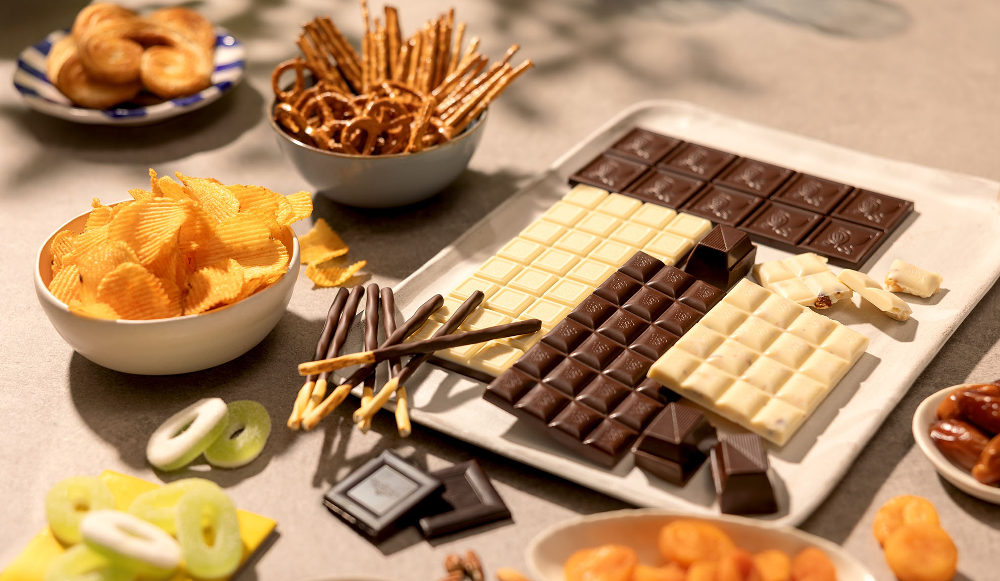 Valik suupisteid, sealhulgas šokolaaditahvlid, kartulikrõpsud, kringlid ja maiustused.