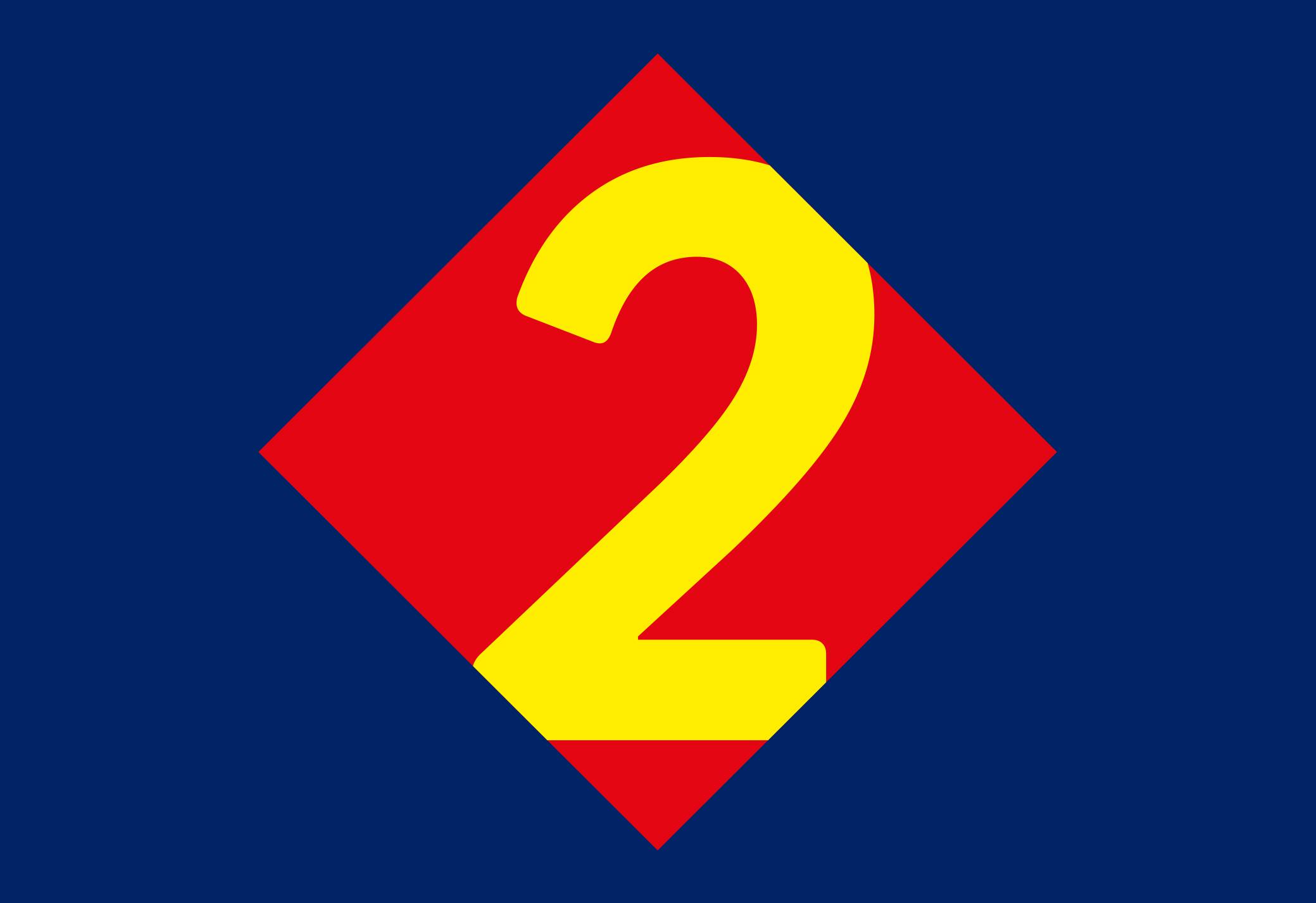 Punase ja sinise taustaga teemantkujuline logo, millel on kollane number 2.