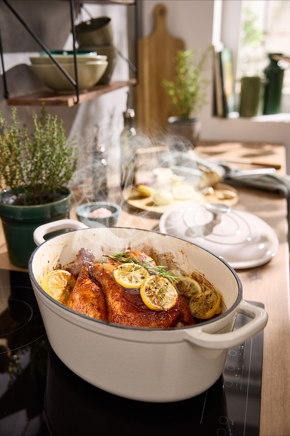 Aurutav sidruni ja rosmariiniga terve kana ahjupotis köögis.