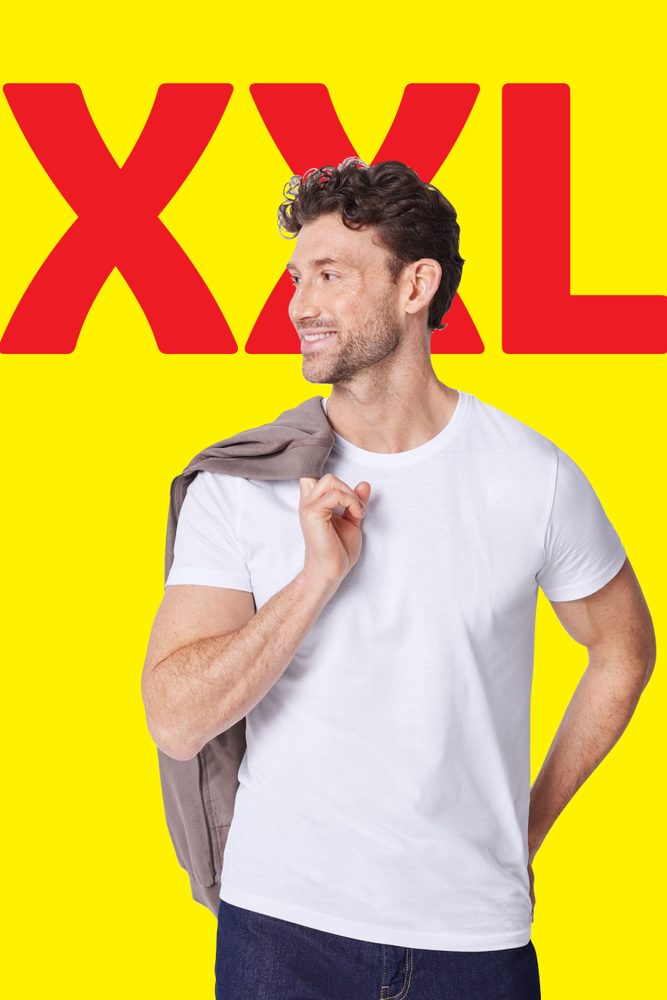 Mees valges T-särgis ja teksades, kollasel taustal on kiri XXL.