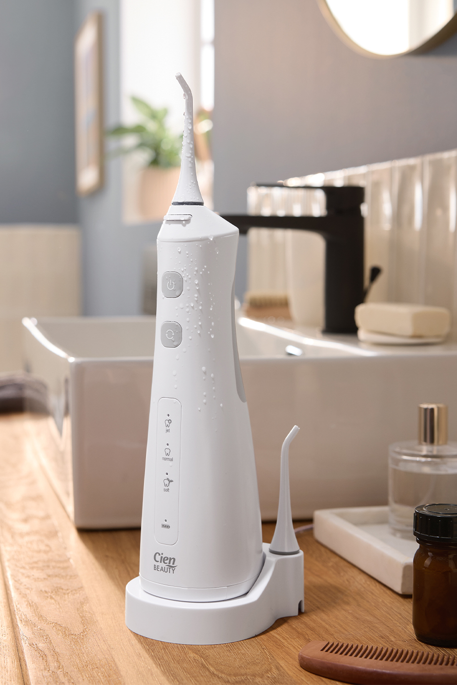 Cien Beauty veehambaniidistaja vannitoas, valge kraanikausi ja musta segisti kõrval