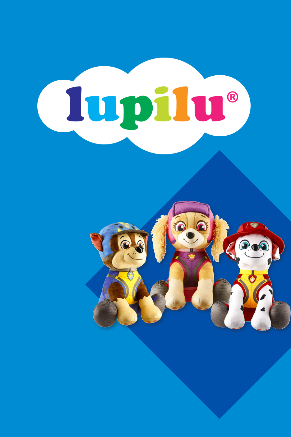 Kolm Paw Patroli pehmet mänguasja sinisel taustal, pilvekujulise logoga.