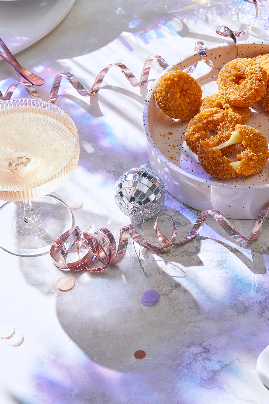 Peolaud šampanja, praetud juustu ja konfettidega.