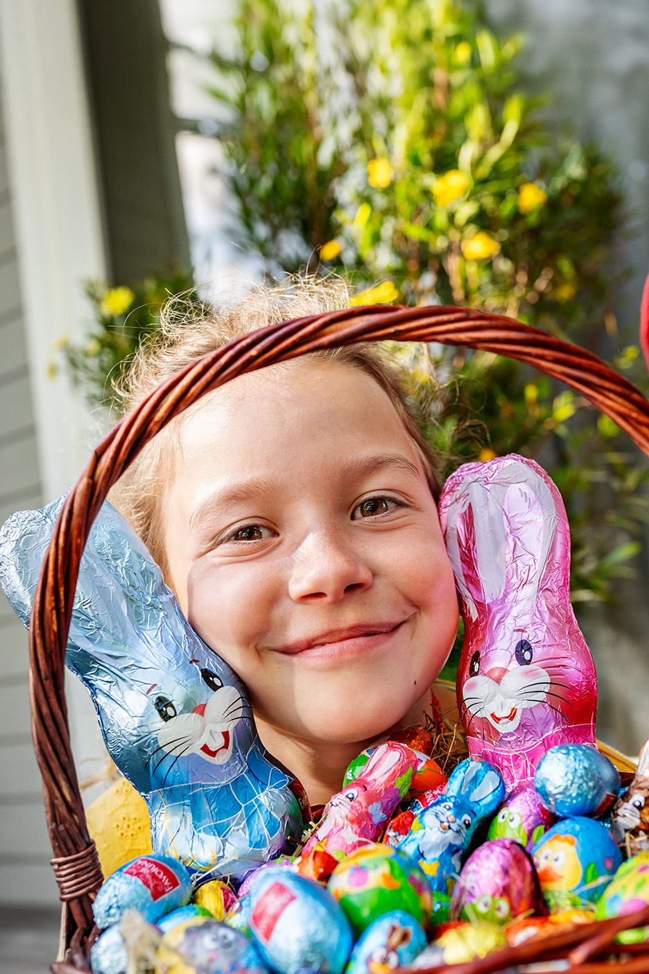 Продукты Favorina и расписанное пасхальное яйцо в траве.