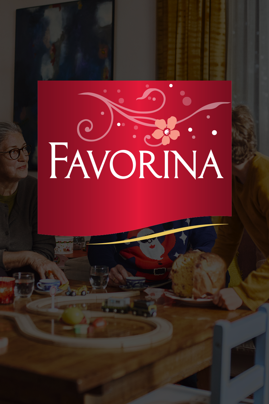 Favorina logo perekonnaga laua taga, kus on jõulukook.
