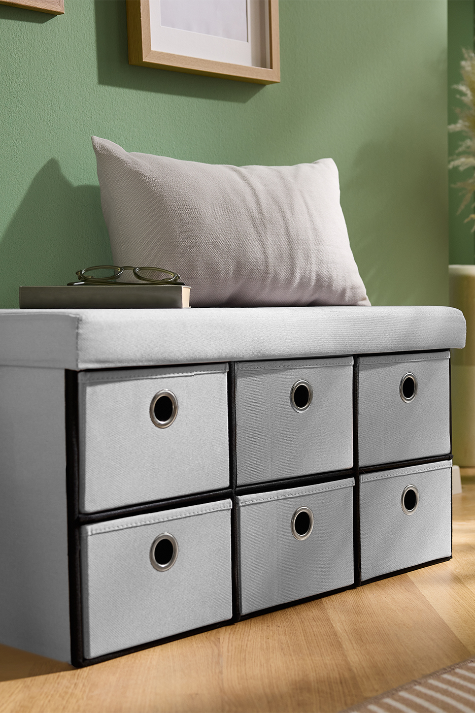 Hall hoiupink kuue sahtliga, rohelise seina ja puitpõranda taustal.