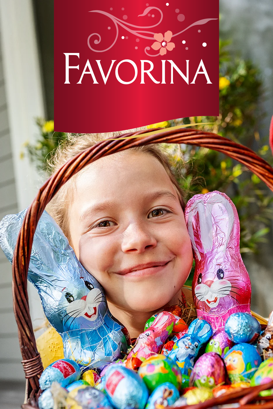 Продукты Favorina и расписанное пасхальное яйцо в траве.