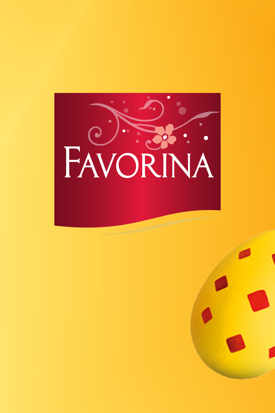 Продукты Favorina и расписанное пасхальное яйцо в траве.