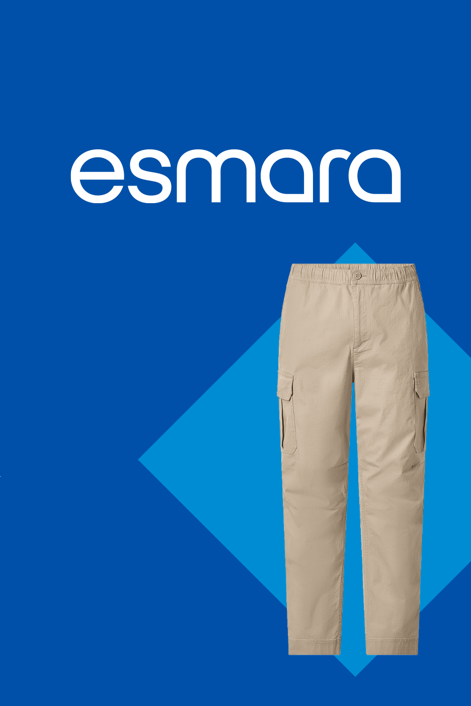 Beežid cargo püksid sinisel taustal, millel on valge tekst.