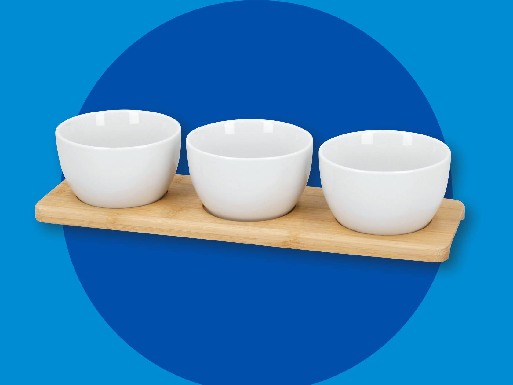 Kolm valget keraamilist kaussi bambusest alusel