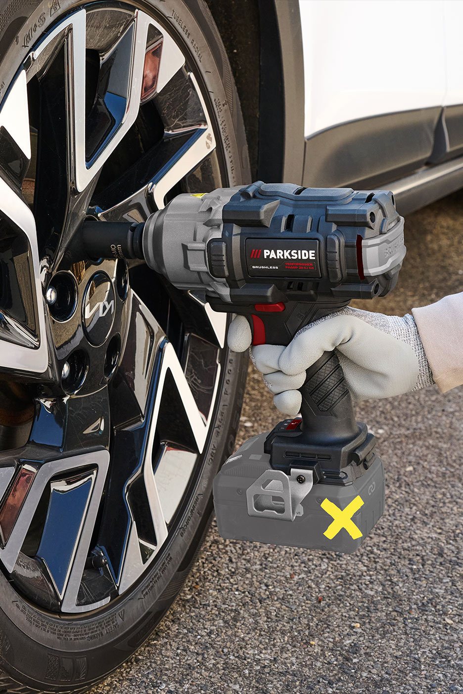 Akulöökmutrikeeraja rehvi vahetamas, näidates selle kasutusmugavust.