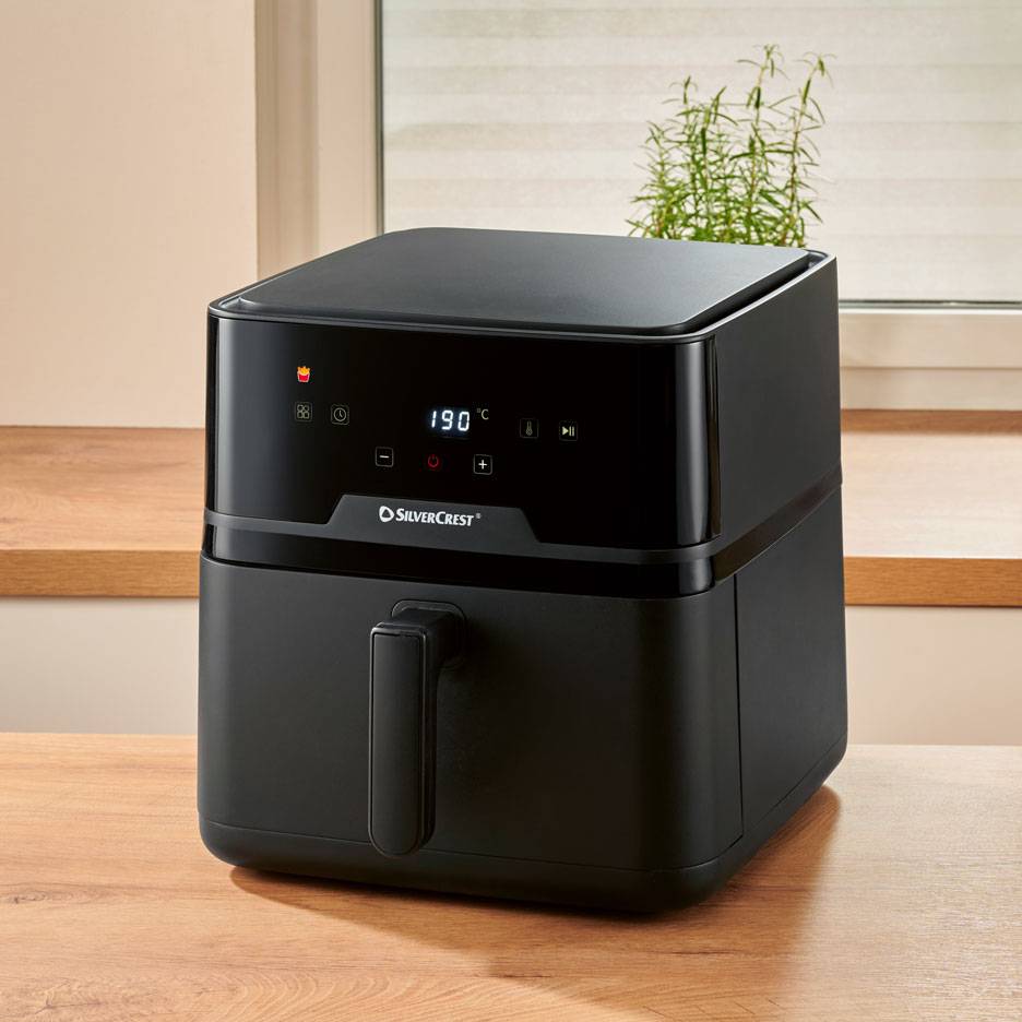Must digitaalne õhufritüür puidust laual, ekraanil 190 °C.