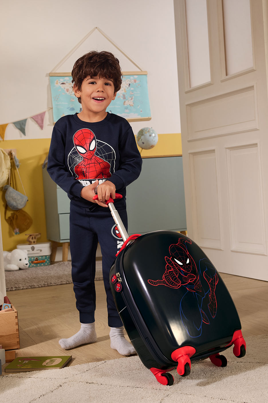 Poiss Spidermaniga dressipluusis ja kohvriga