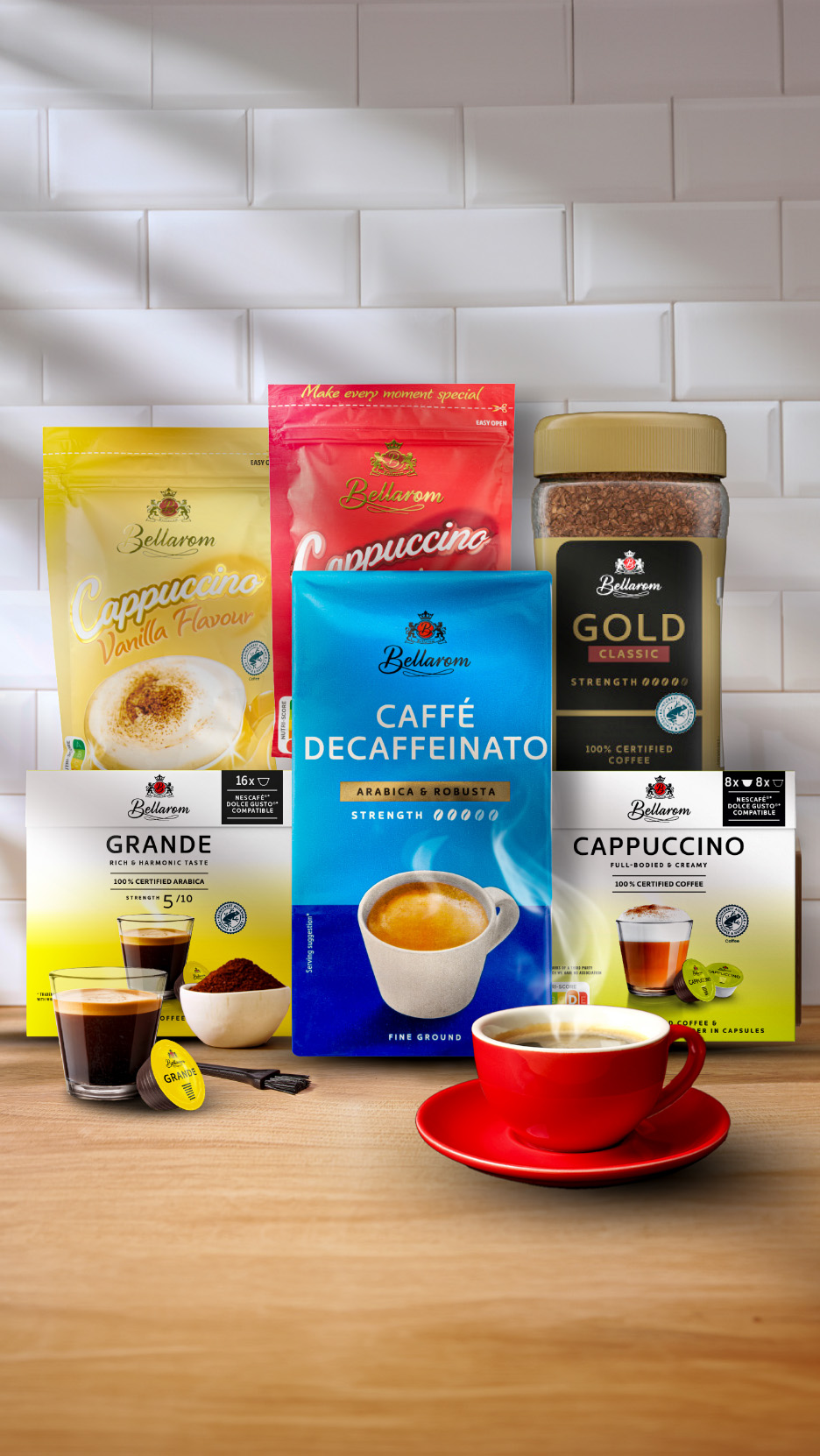 Valik Bellaromi kohvitooteid, sealhulgas cappuccino, kofeiinivaba kohv ja kohvikapslid, puidust laual.