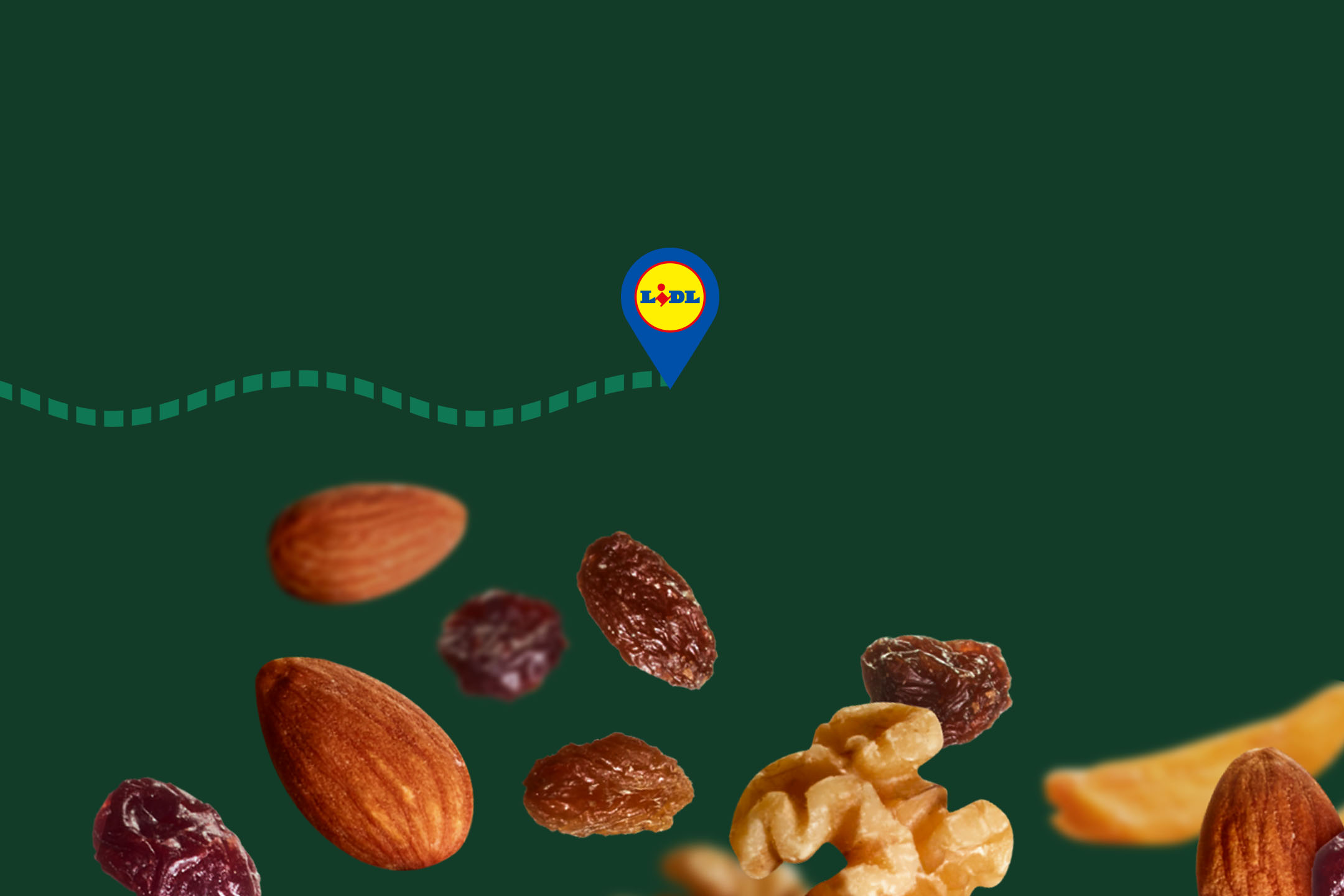 Pähklid, rosinad ja kuivatatud puuviljad tumerohelisel taustal asukohaikooni ja joonega.