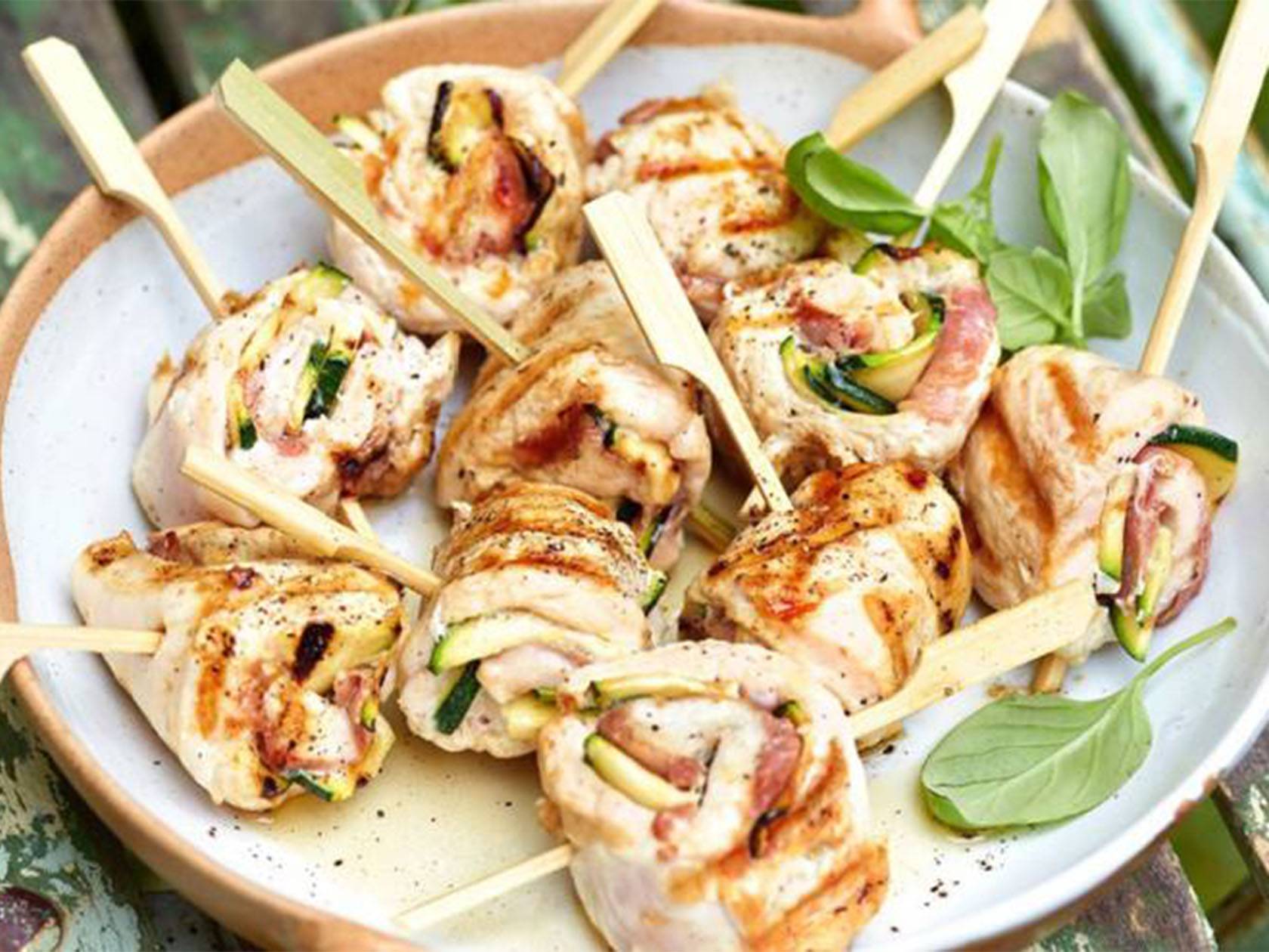 Шашлычки из курицы с цуккини на деревянных шпажках.