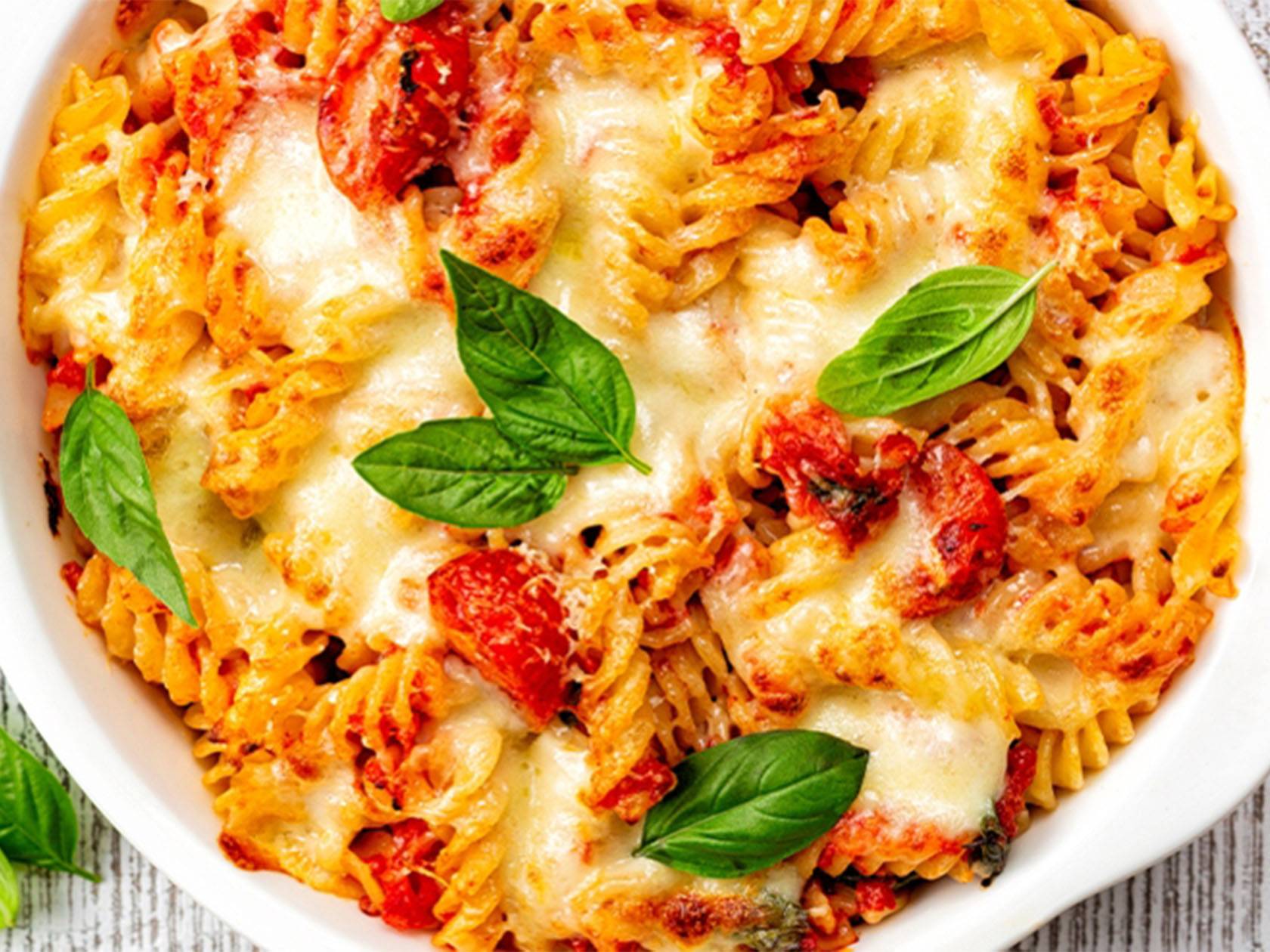 Juustuga kaetud pasta ahjuroog basiilikuga.