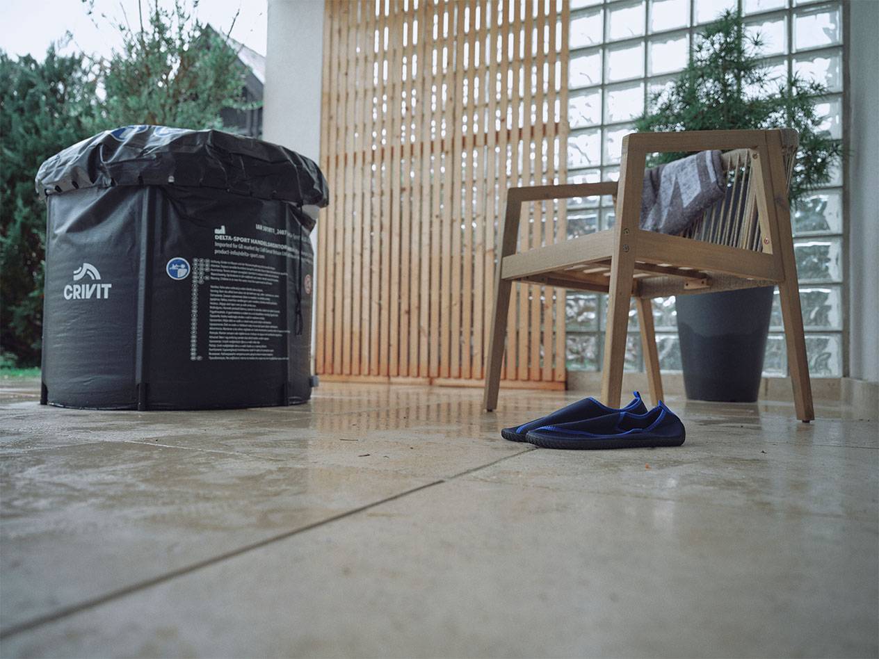 Crivit täispuhutav bassein ja veejalatsid terrassil.