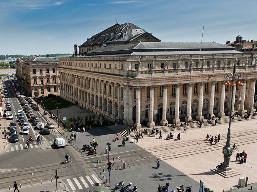 Bordeaux' Grand Théâtre'i õhupilt inimeste ja autodega tänaval.