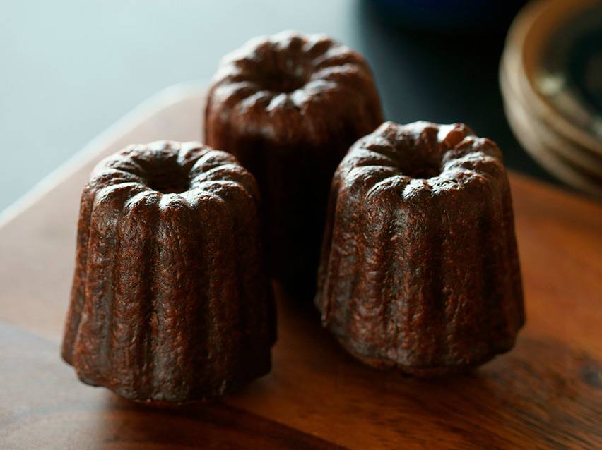 Kolm canelé'd puidust laual.