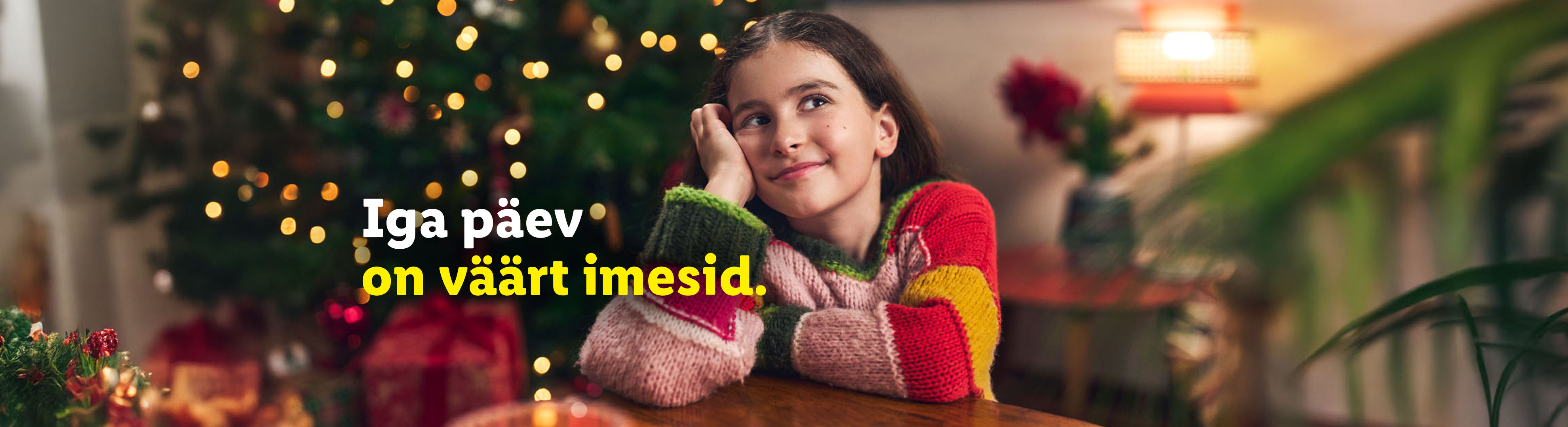 Tüdruk unistab jõulude ajal, tekstiga 'Iga päev on väärt imesid'.