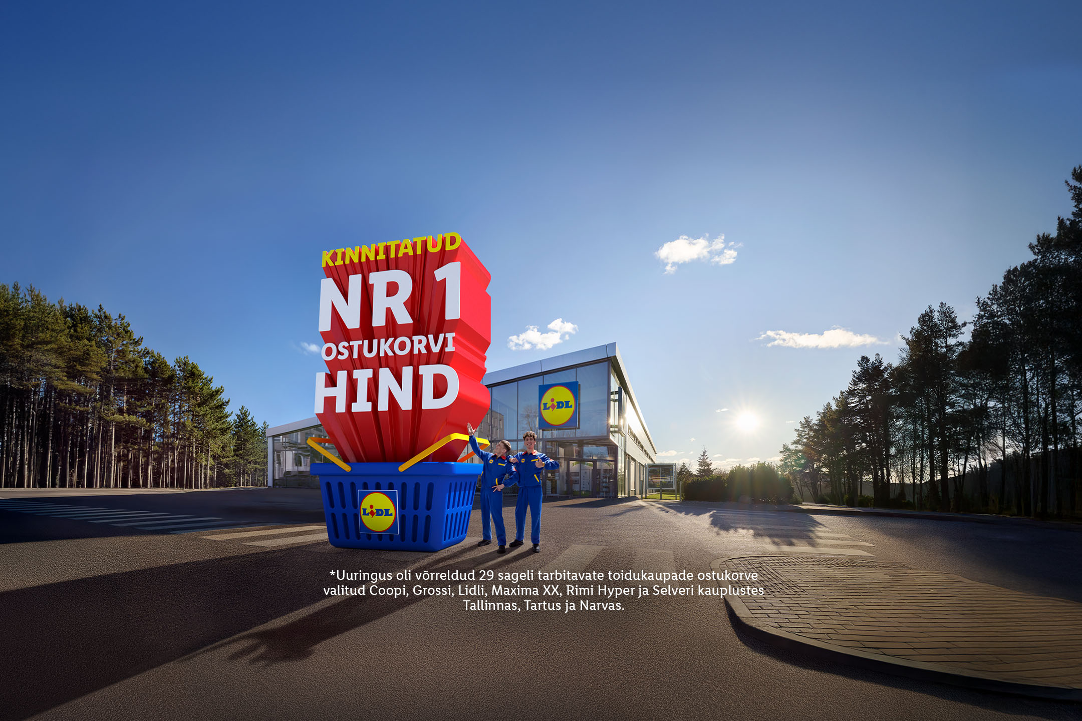 Reklaamplakat kirjaga „Kinnitatud nr 1 ostukorvi hind“ ja kahe poe töötajaga.