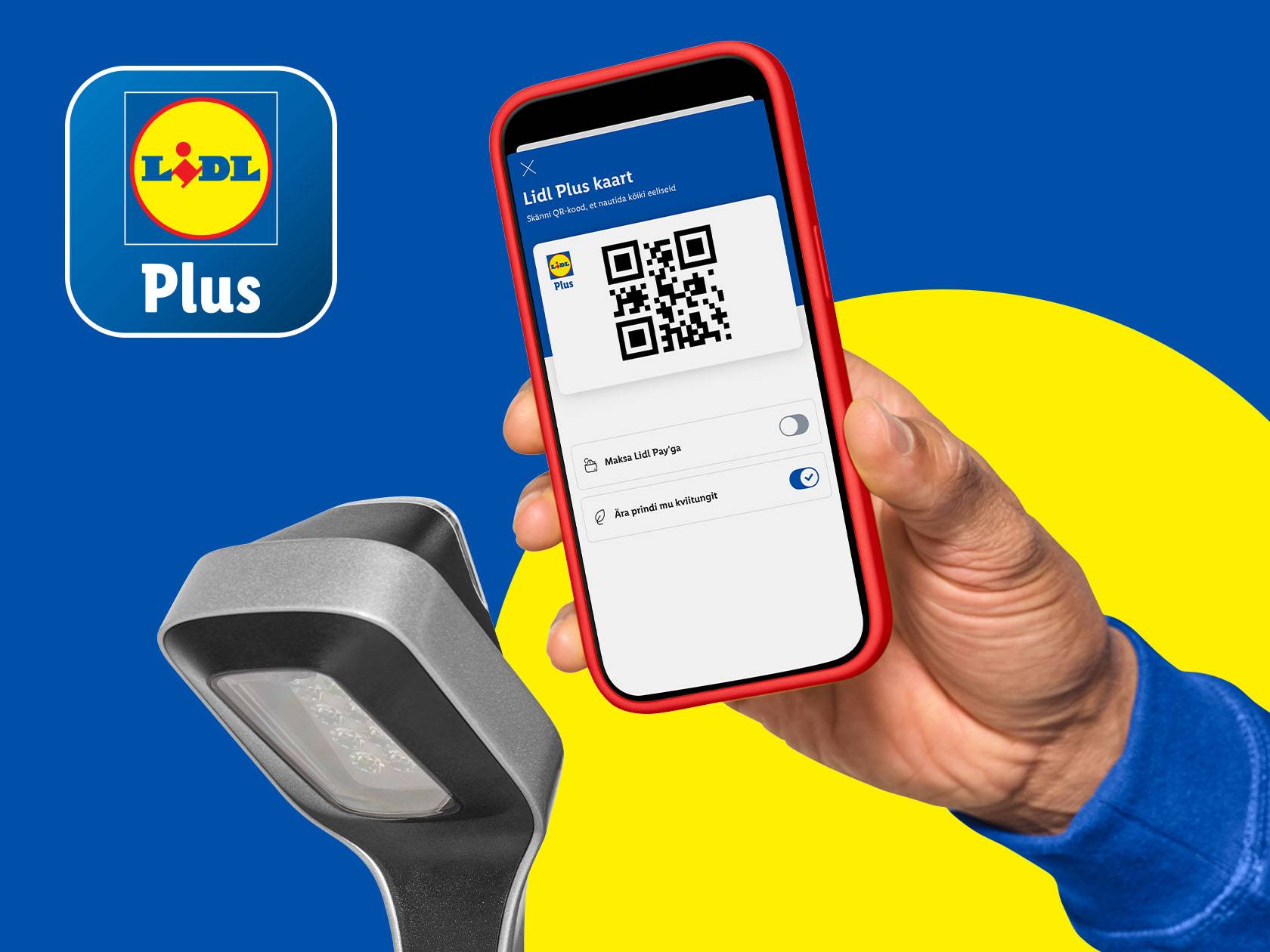 Käsi hoiab nutitelefoni, millel on avatud kliendikaardi rakendus QR-koodiga, taustal on sinine ja kollane muster.