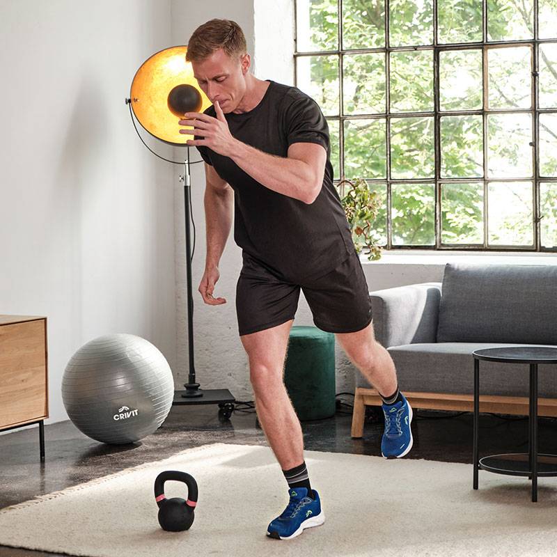Mees treenib Crivit meditsiinipalli, kettlebelli ja spordipalliga