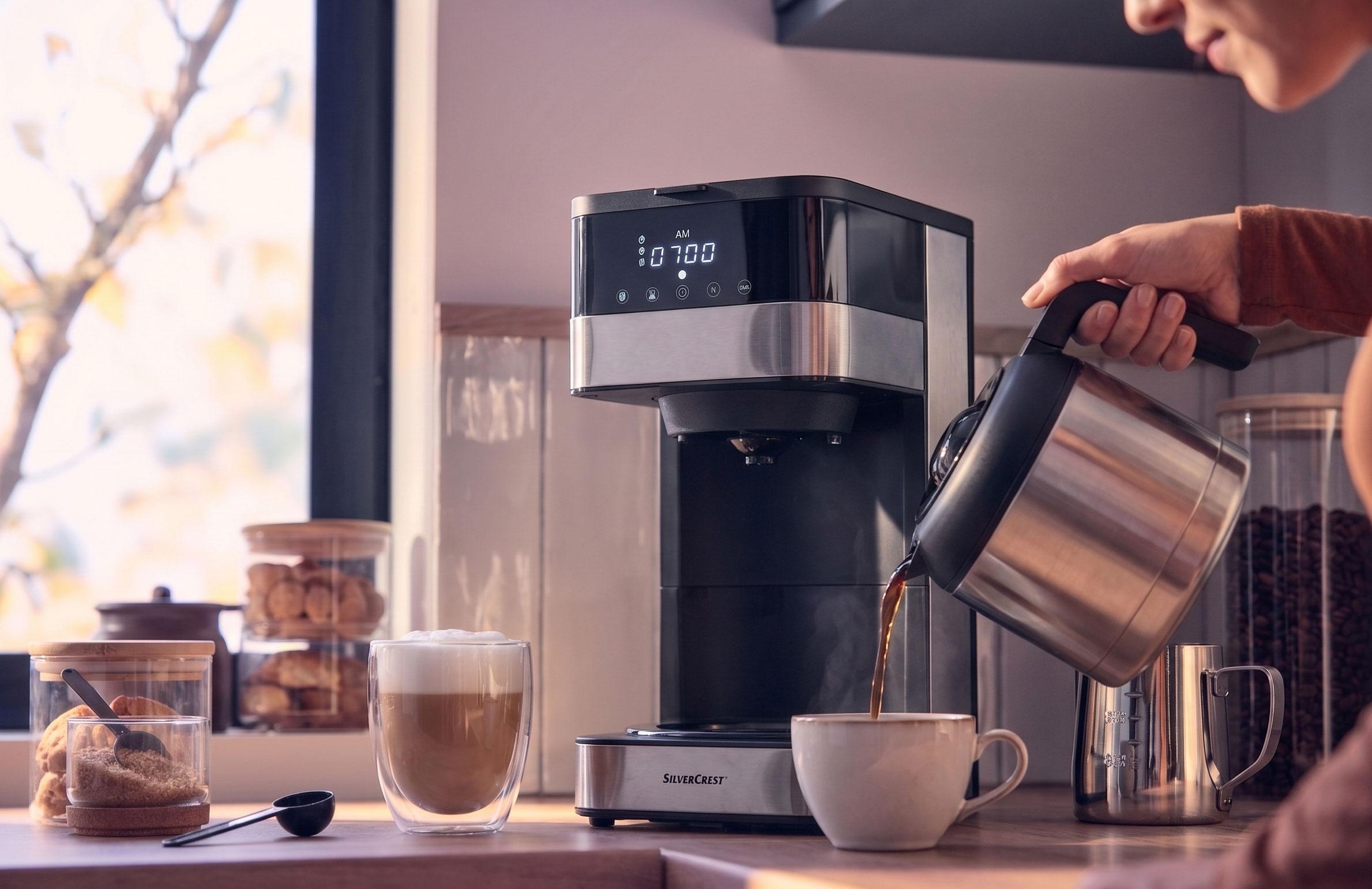 Kohvimasin valab kohvi tassi, letil on latte ja küpsised.