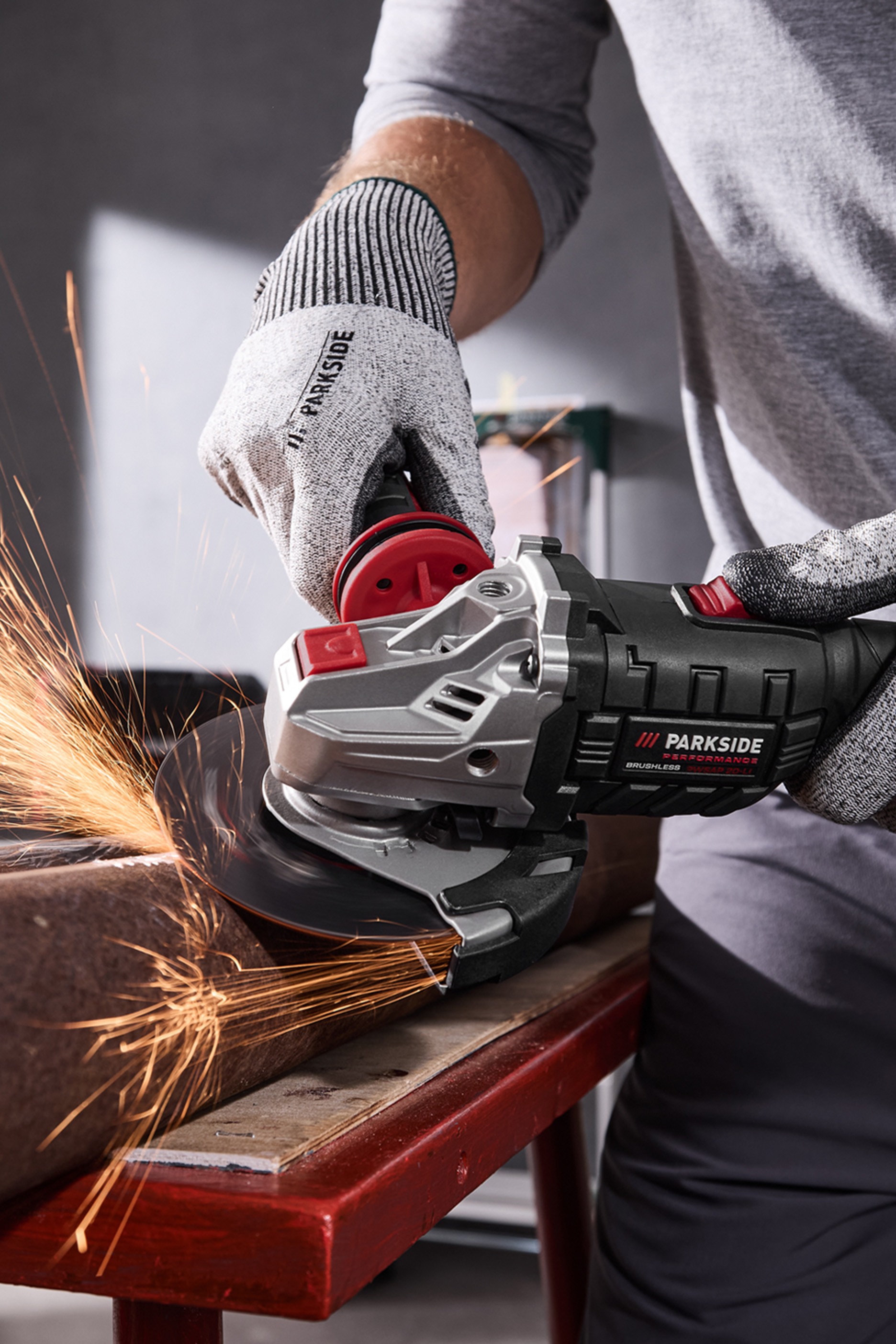 Parkside Performance kindaid kandev mees kasutab nurklihvijat metalli lõikamiseks.