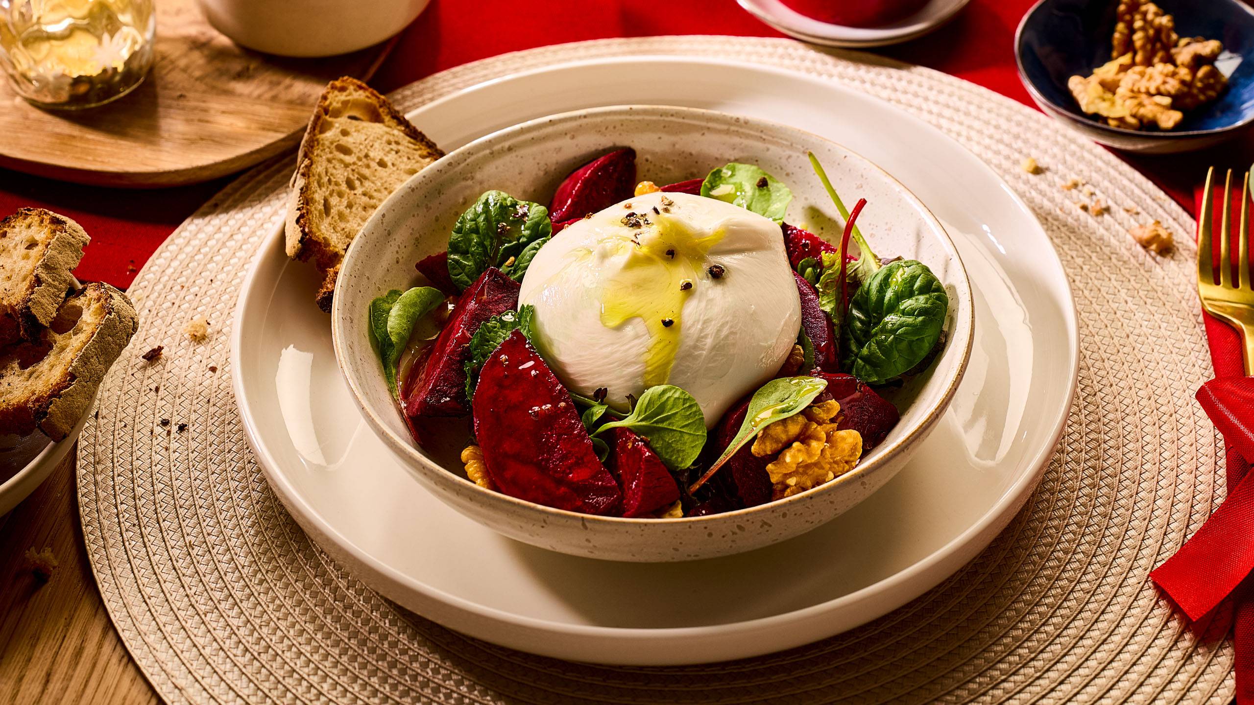 Salat burrata, peedi, spinati ja kreeka pähklitega, oliiviõli ja leivaga.