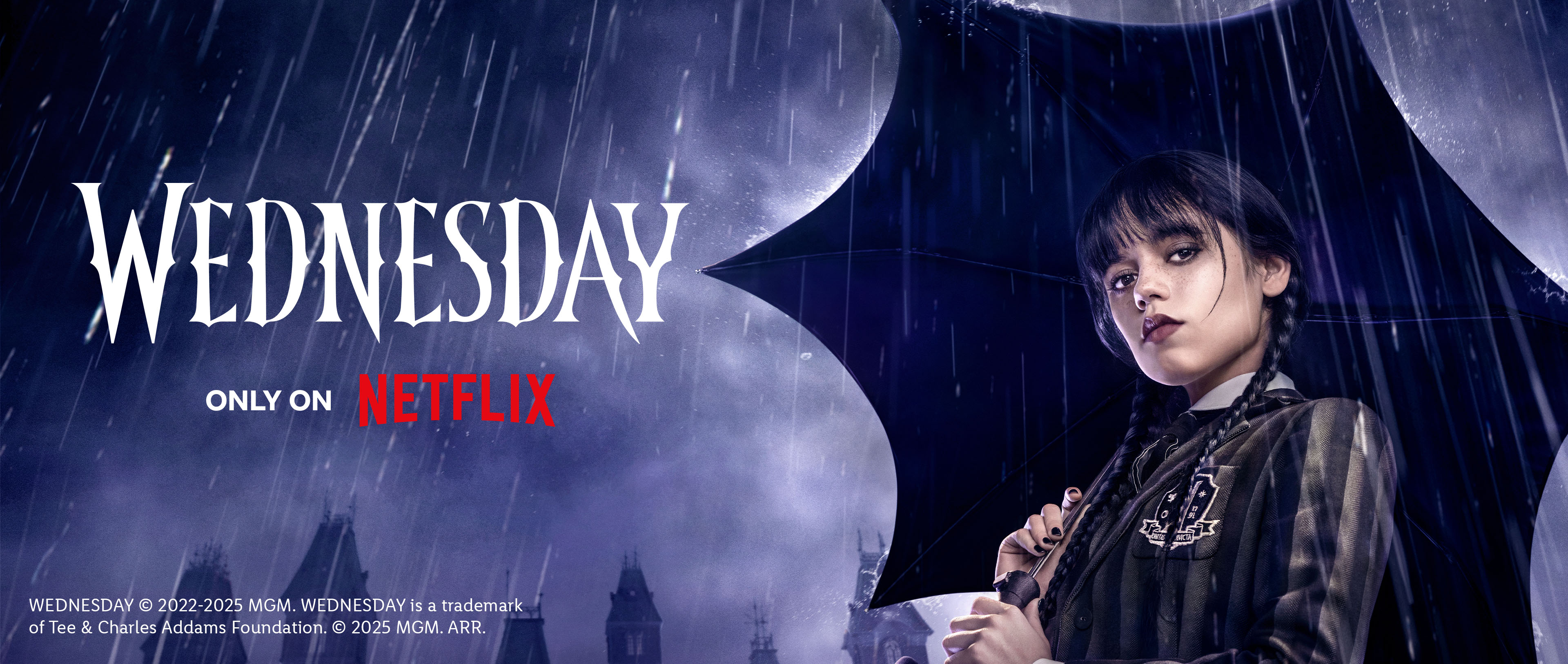 Wednesday Addams vihmavarjuga vihmasajus, reklaamides Netflixi sarja.