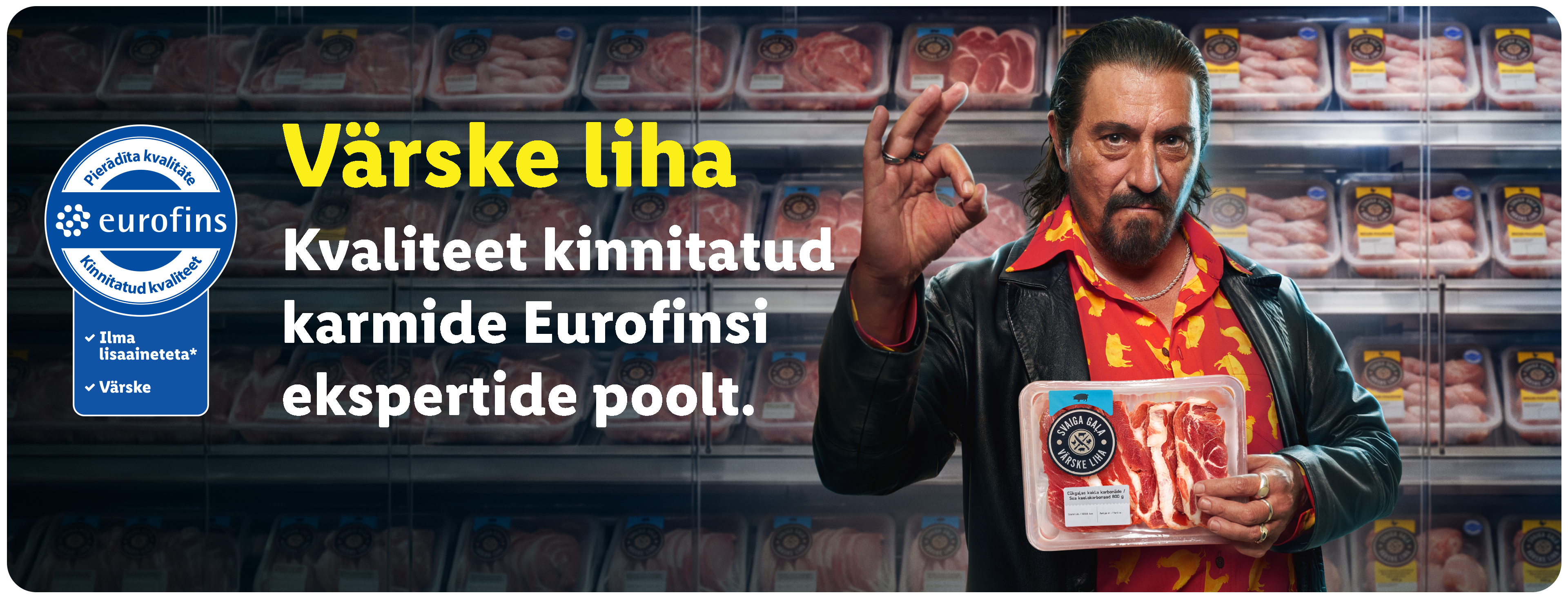 Mees hoiab käes pakendatud liha, taustal on külmlett lihapakenditega. Reklaamib värsket liha ilma lisaaineteta.