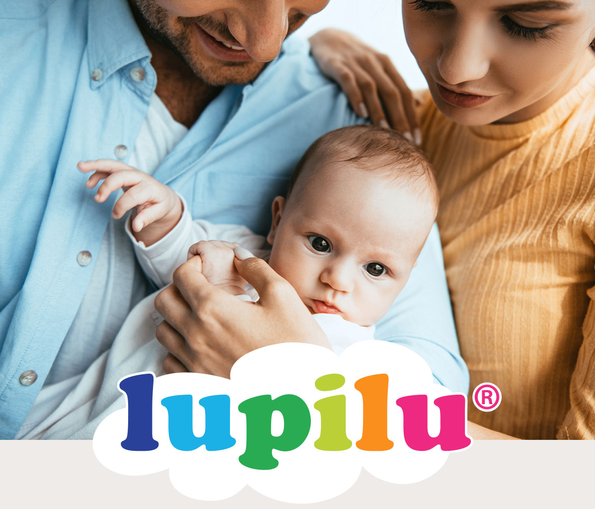 Lupilu beebiriided ja tarvikud õnnelike vanemate käes.