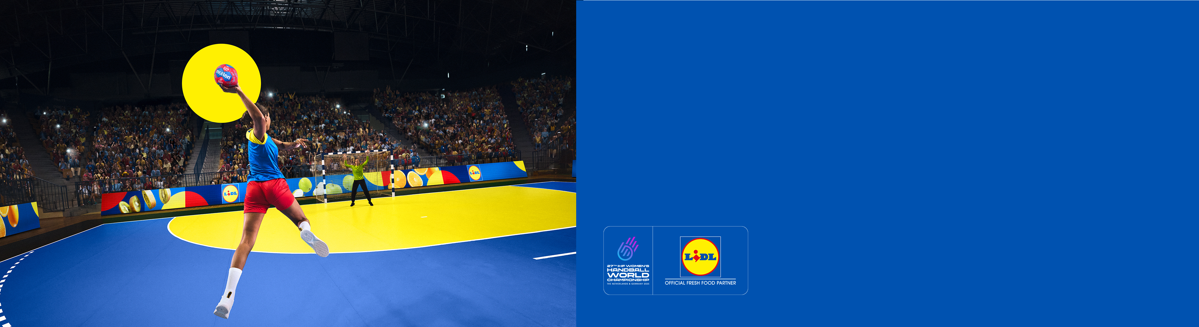 Гандболистка в действии на площадке с логотипами Lidl и зрителями.
