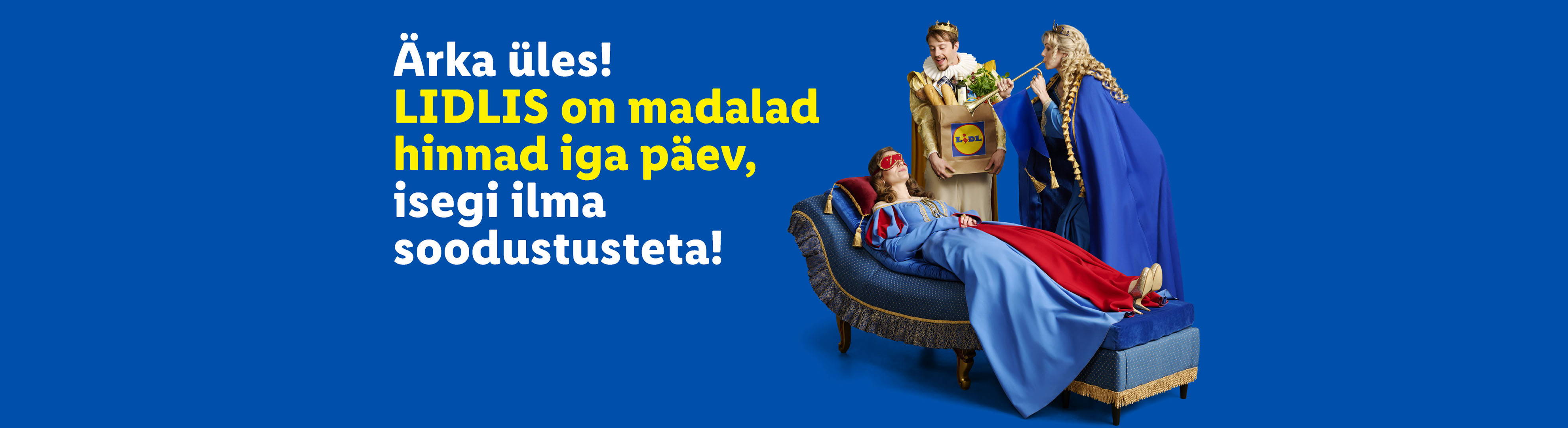 Kuninglik perekond magab diivanil, kõrval Lidl kott, kus hinnad on madalad iga päev.