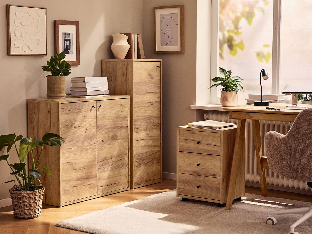 Kodukontor heledate puitkappide, kirjutuslauatooli ja laualambiga.