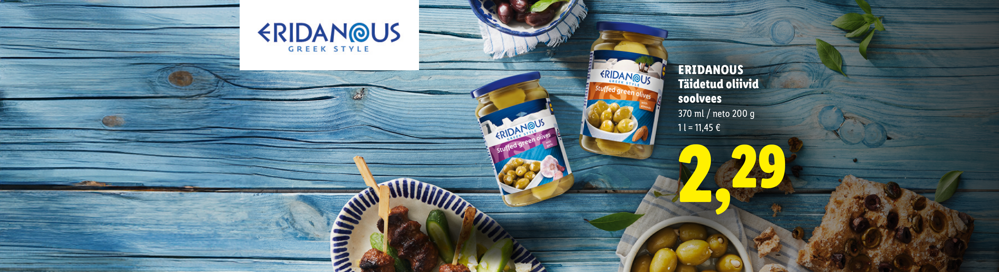 Kaks purki täidetud rohelisi oliive sinisel puidust taustal, hind 2,29 €.