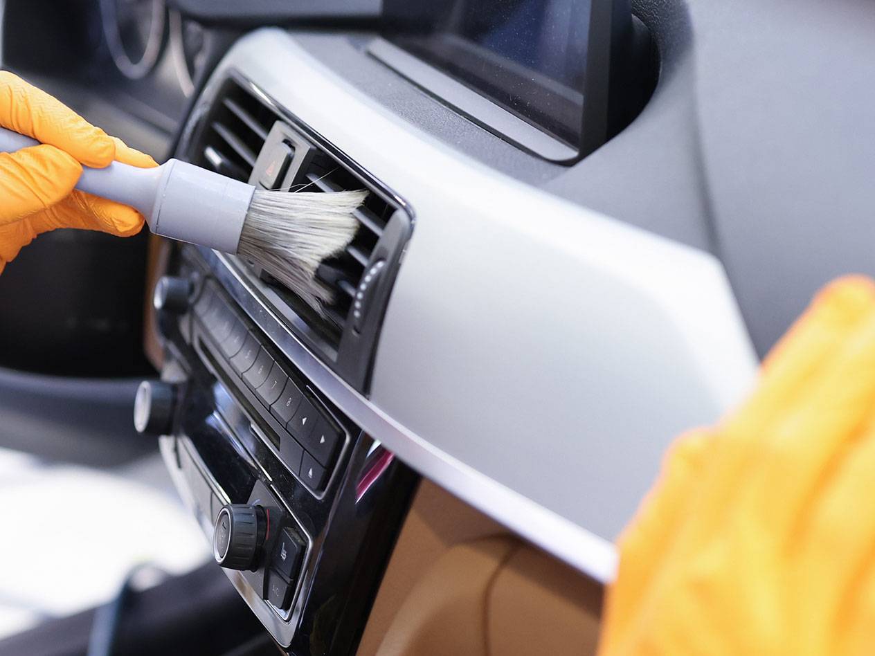 Auto sisemuse puhastamine detailiharja ja kummikinnastega.